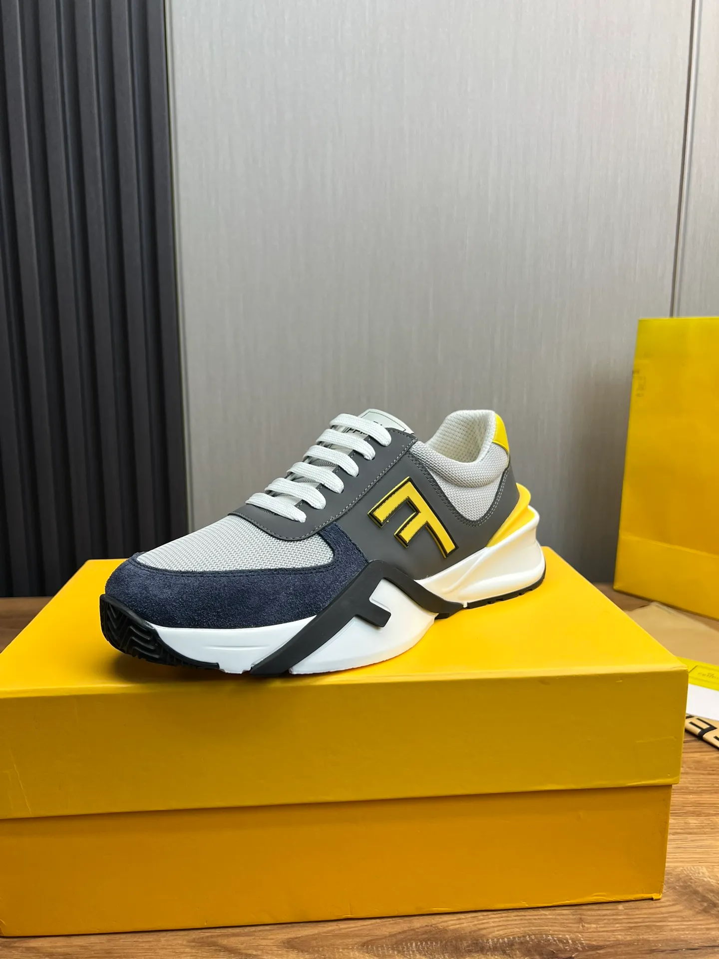 Men's shoes 💰520💰 Fendi [Fendi] hot style is on the market 🔥Fashionable casual men's shoes 🔱 Made of original cowhide + breathable mesh lining + sheepskin feet, perfect shape, top quality, you deserve it 🔜Original outsole, ultra-light, non-slip and wear-resistant 👣 Standard size 38-44 (customized in 45)